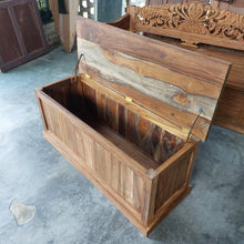 Load image into Gallery viewer, Rustic Storage Trunk