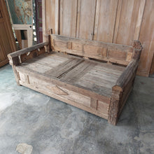 Load image into Gallery viewer, Vintage Daybed #1
