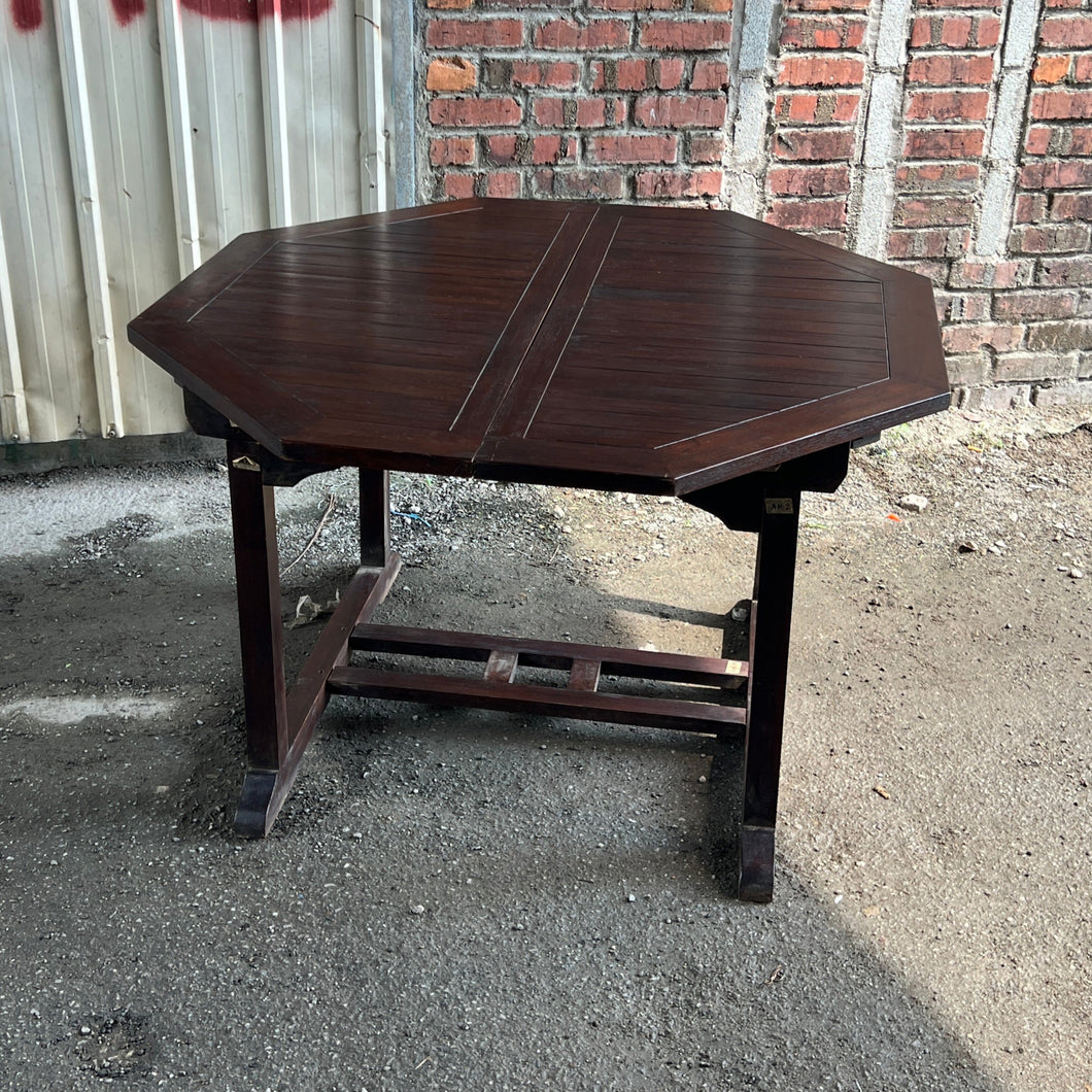 Extendable Outdoor Table - display unit