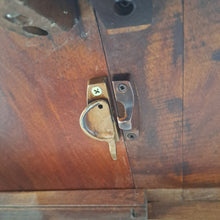 Load image into Gallery viewer, Extendable Round/Oval Dining Table
