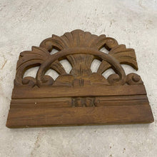 Load image into Gallery viewer, Wooden Carving #4
